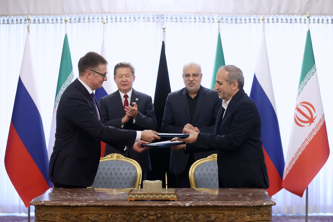 وزیر نفت: توافق‌نامه راهبردی ایران و روسیه در حوزه انتقال گاز امضا شد/ تغییر در موازنه انرژی منطقه